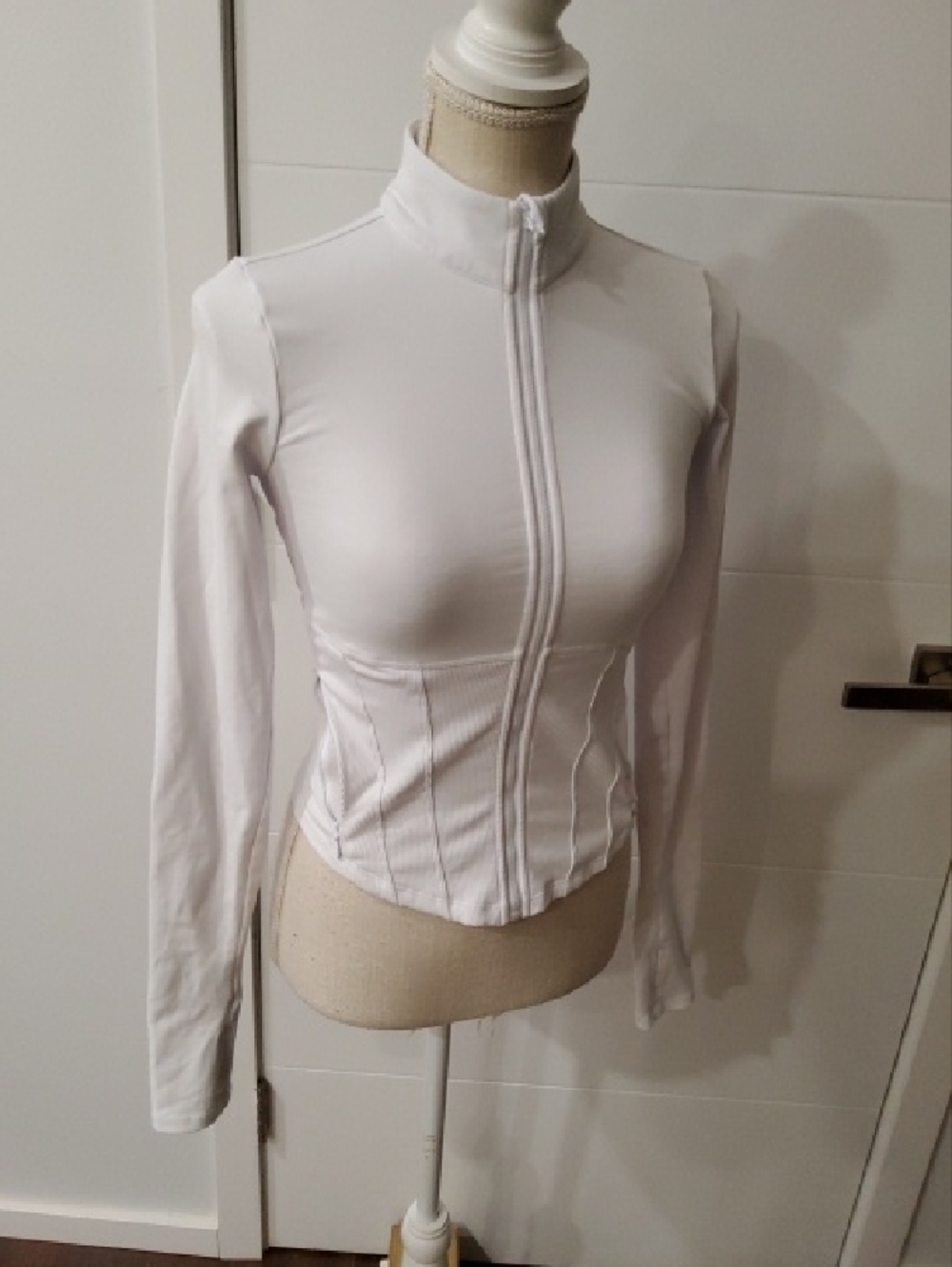 ALO Yoga White Zip-Up Fitted Jacket - Picture 2 of 8